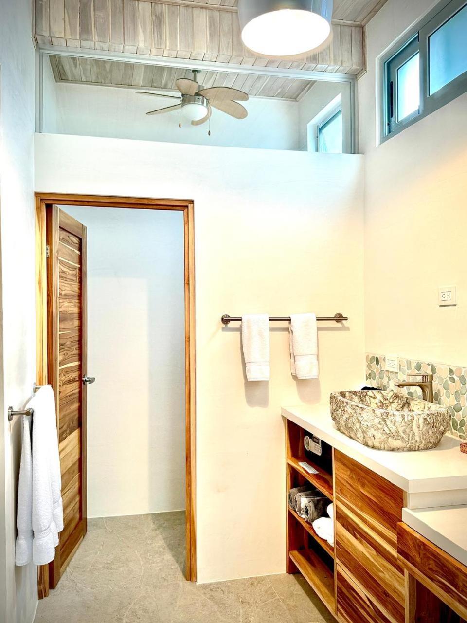 Iluminar Beachfront Suites Nosara Habitación foto